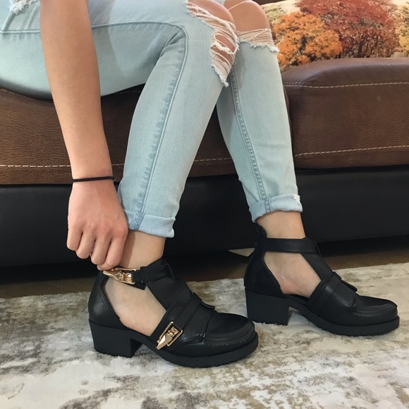 Shoes - Black cut out sides block heel vegan booties✨